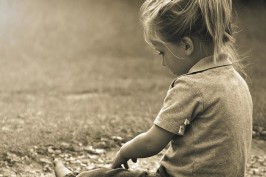 Kinder spielen draussen Dreck